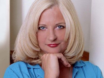 Mia Dolan artist photo