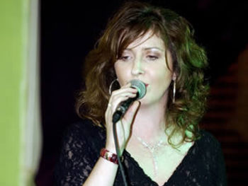 Nicki Allan artist photo