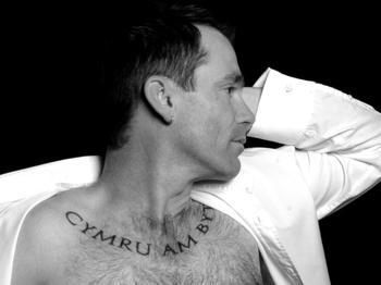 Mike Andrews (Robbie Williams Tribute) artist photo