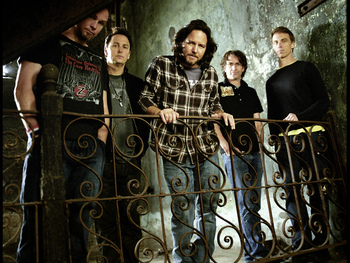 Hard Rock Calling: Main Stage: Pearl Jam + Ben Harper + Wolfmother + The Gaslight Anthem + Robert Francis picture