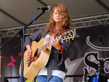 Leah Mason artist photo