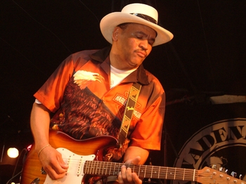 Sherman Robertson artist photo