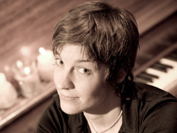Ashleigh Flynn artist photo