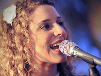 Lauren Housley artist photo