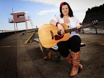 Lowri Evans artist photo