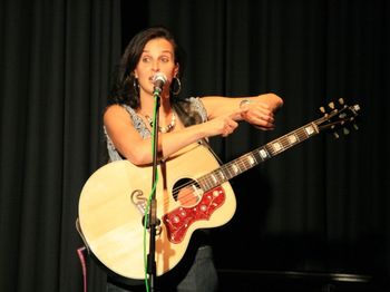 Flossie Malavialle artist photo