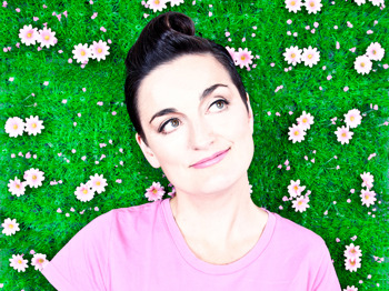 Zoe Lyons artist photo