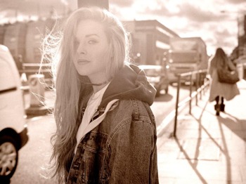 Shannon Saunders artist photo