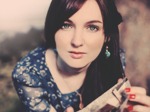 Maz O'Connor artist photo
