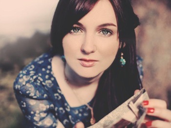 Maz O'Connor artist photo