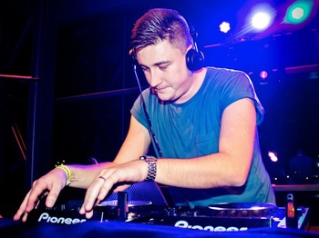 Carl Hanaghan artist photo