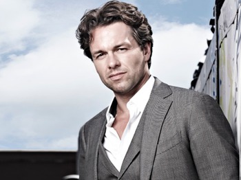 Julian Ovenden artist photo