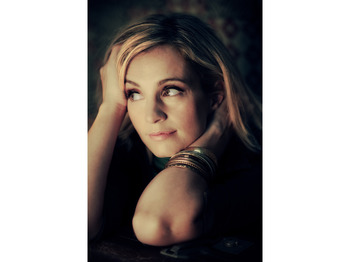 Cara Dillon artist photo