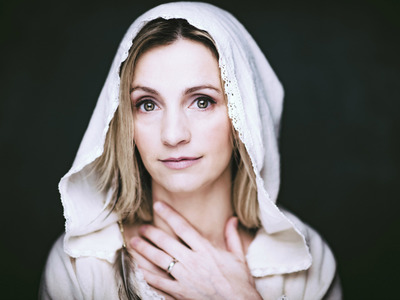 Cara Dillon artist photo